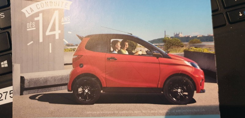 vous voulez acheter le Citroën C1 d'occasion moins de 5000 km, de couleur grise, toutes options.