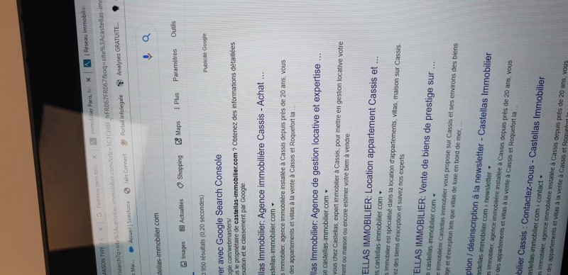 appartement type T2 sur Paris proche de la Tour Eiffel. Prestation de luxe, avec moulures au plafond balcon qui se transforme en terrasse et appartement traversant.