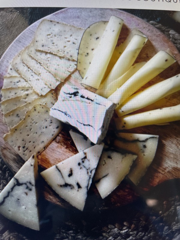 Plateau de fromage pour une soirée entre ami avec camembert truffé sur Marseille dans les bouches du Rhône  