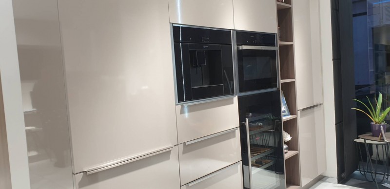 Réalisation d'un coin cuisine américaine avec plan de travail compact sur Paris 11 et proche du la place de la République