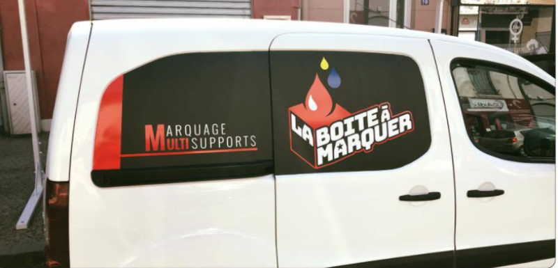 Impression numérique pour fabrication de panneau signalétique sur mesure SATHONAY CAMP