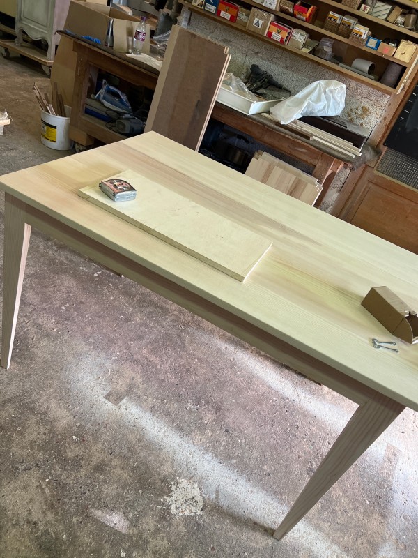  Menuiserie d’art sur mesure table rivière en époxy sur-mesure à Venelles près d’Aix-en-Provence 