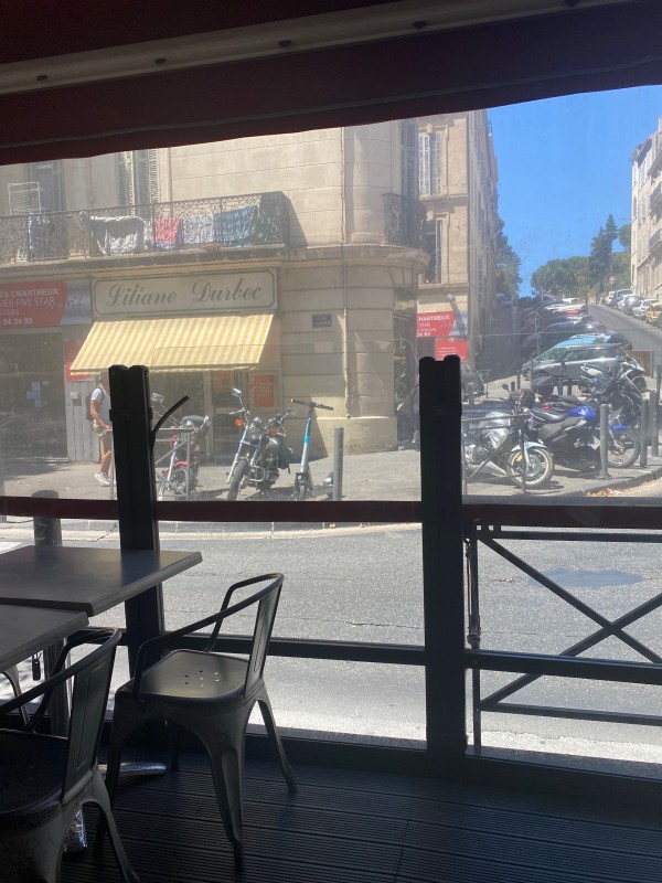  Intervention pour réparer un rideau métallique dans un commerce de proximité à Marseille 13004 