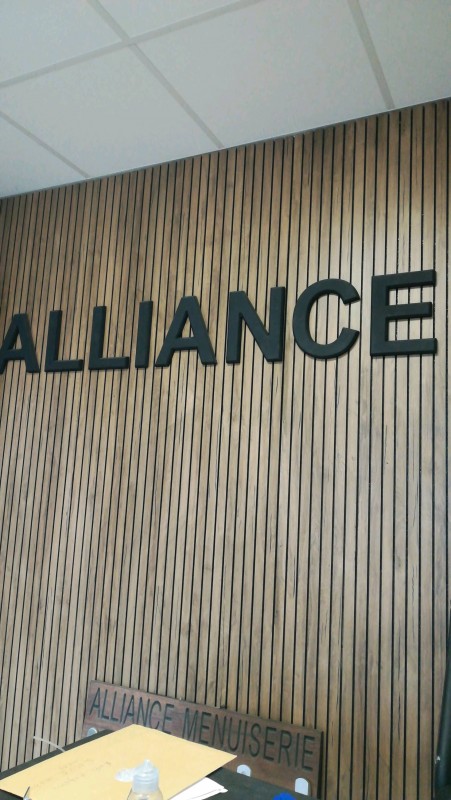 Réalisation et pose de claustra en bois en intérieur sur Châteauneuf-les-Martigues à côté de Marignane